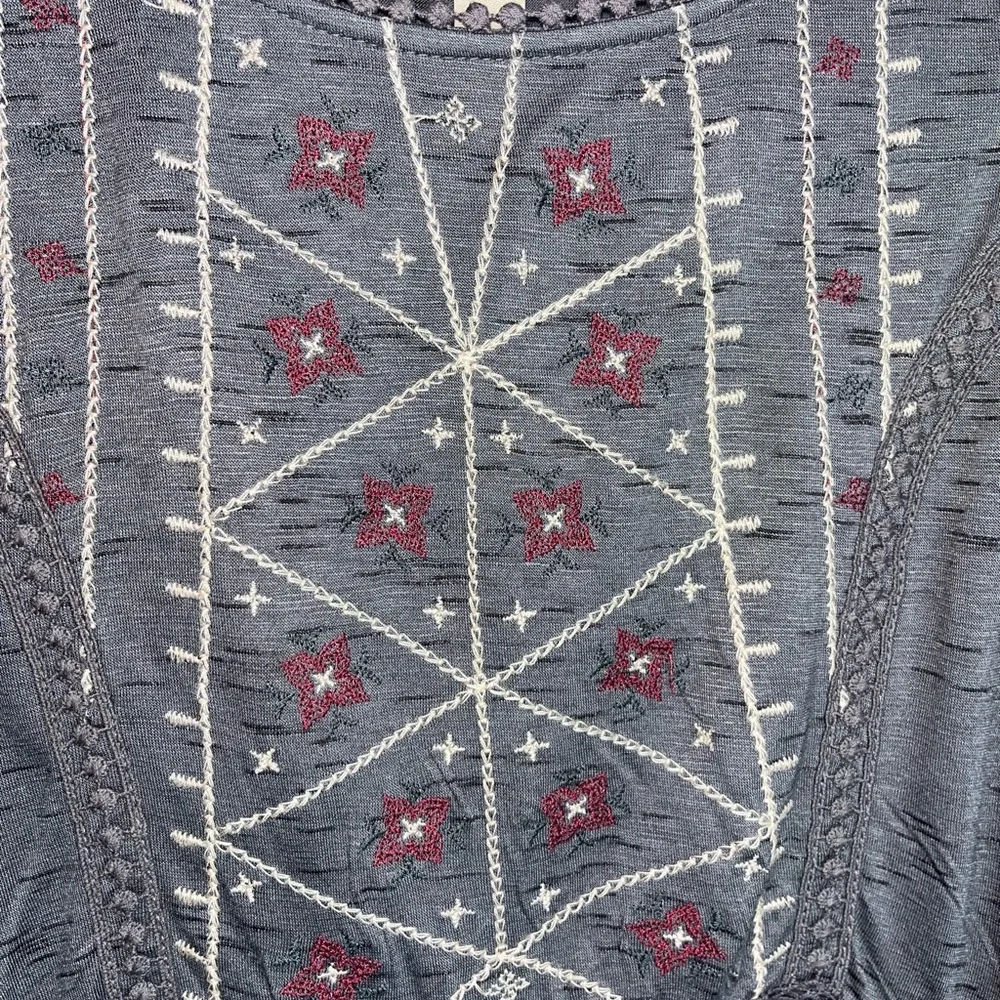 Knox Rose Womens size medium. Flowy Embroidered Gray Sleeveless Top. - Picture 7 of 7